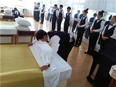 旅游服务专业学生举行西式铺床比赛